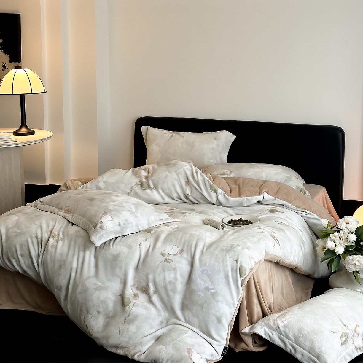 91家纺网 家纺一手货源 找家纺 三味舒屋 2025新款奢暖数码印花牛奶绒四件套-模特图 南烟