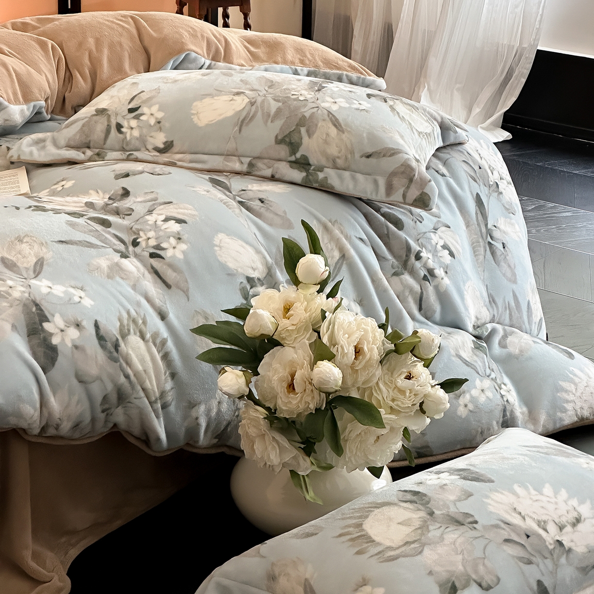 91家纺网 家纺一手货源 找家纺 三味舒屋 2025新款奢暖数码印花牛奶绒四件套-模特图 兰亭