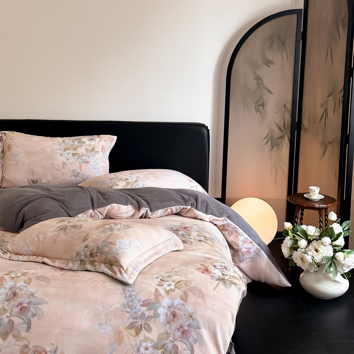 91家纺网 家纺一手货源 找家纺 三味舒屋 2025新款奢暖数码印花牛奶绒四件套-模特图 雅韵