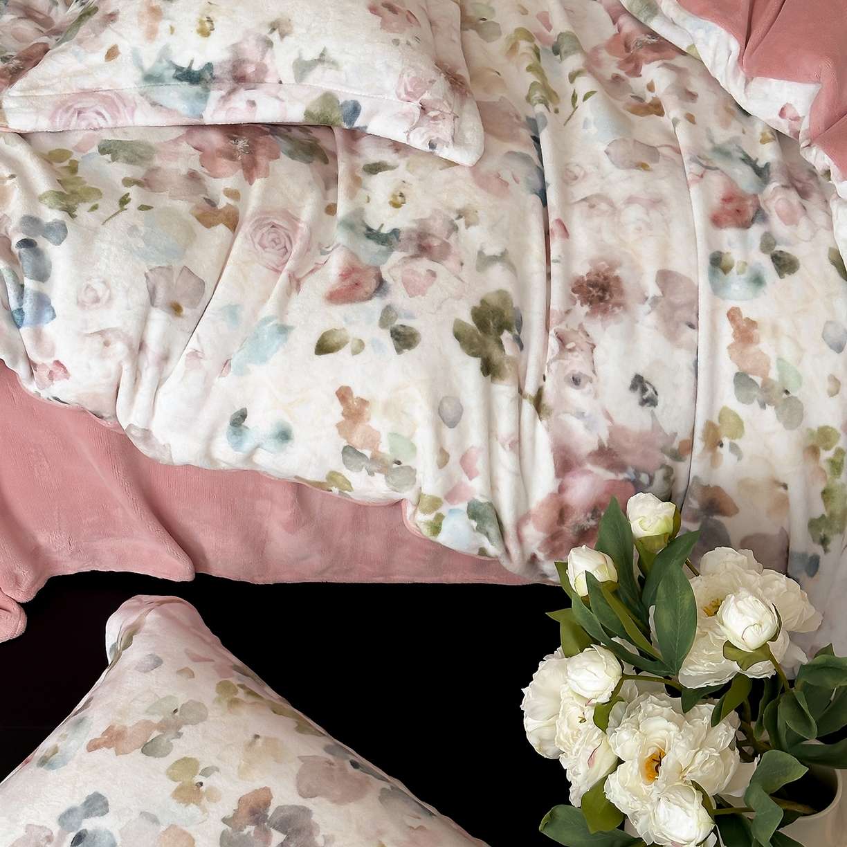 91家纺网 家纺一手货源 找家纺 三味舒屋 2025新款奢暖数码印花牛奶绒四件套-模特图 云裳