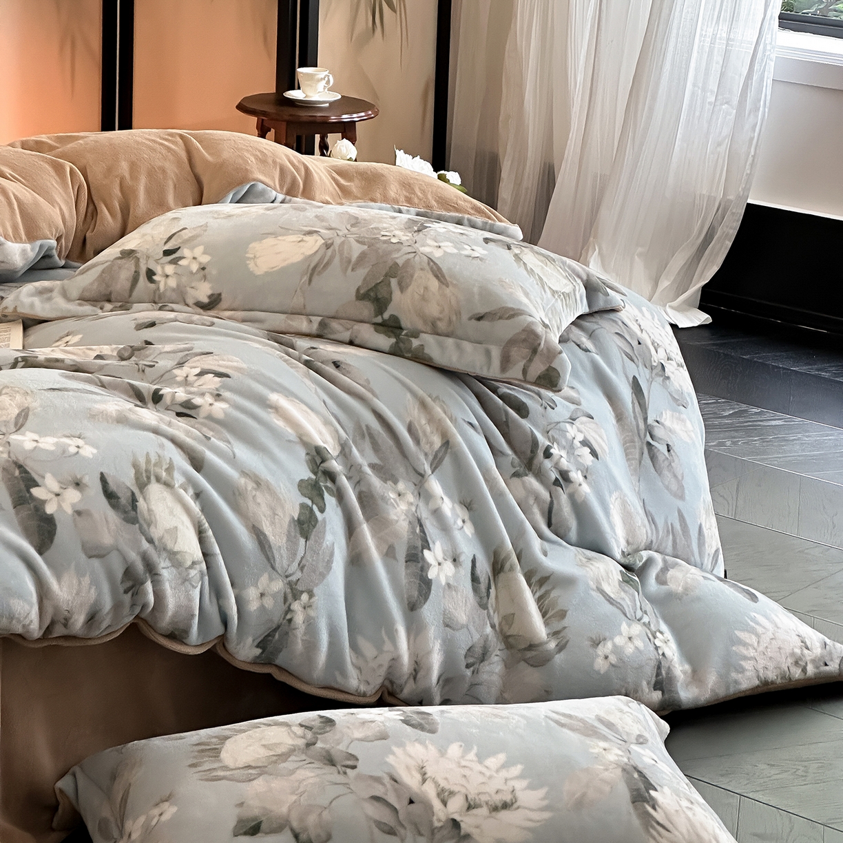 91家纺网 家纺一手货源 找家纺 三味舒屋 2025新款奢暖数码印花牛奶绒四件套-模特图 兰亭