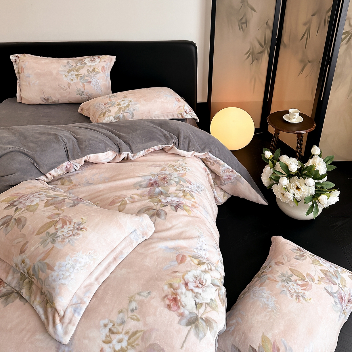 91家纺网 家纺一手货源 找家纺 三味舒屋 2025新款奢暖数码印花牛奶绒四件套-模特图 雅韵