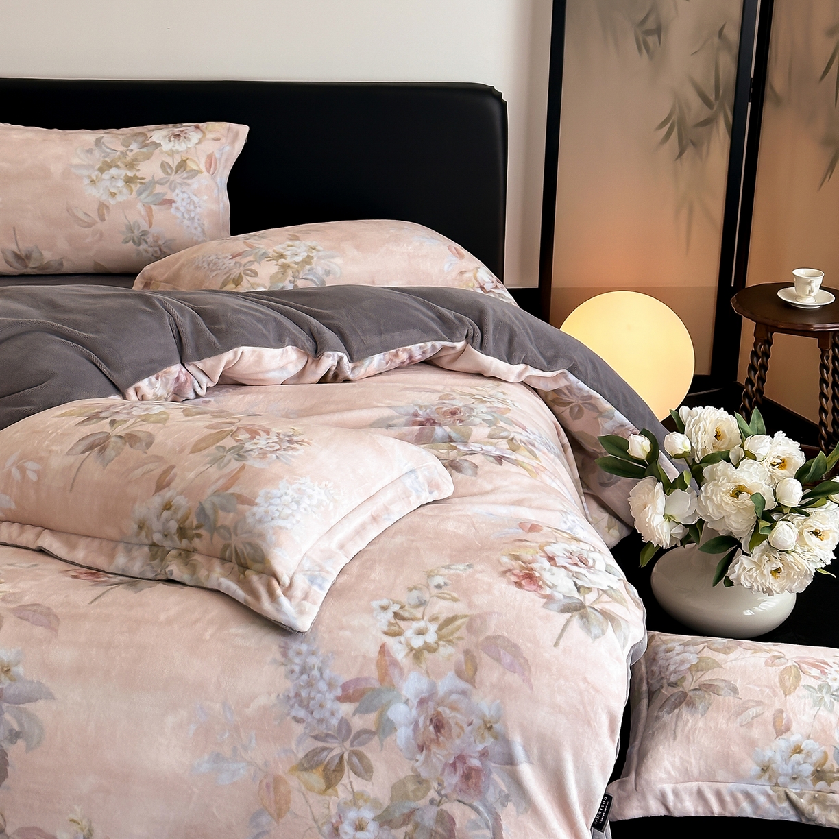 91家纺网 家纺一手货源 找家纺 三味舒屋 2025新款奢暖数码印花牛奶绒四件套-模特图 雅韵