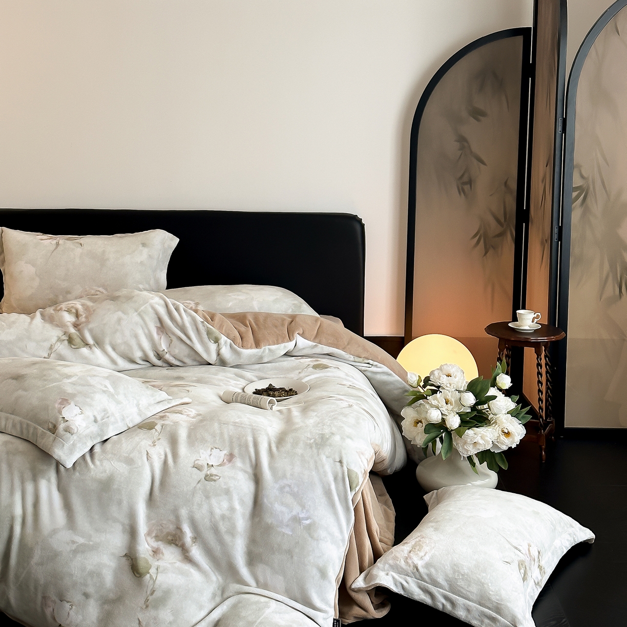 91家纺网 家纺一手货源 找家纺 三味舒屋 2025新款奢暖数码印花牛奶绒四件套-模特图 南烟