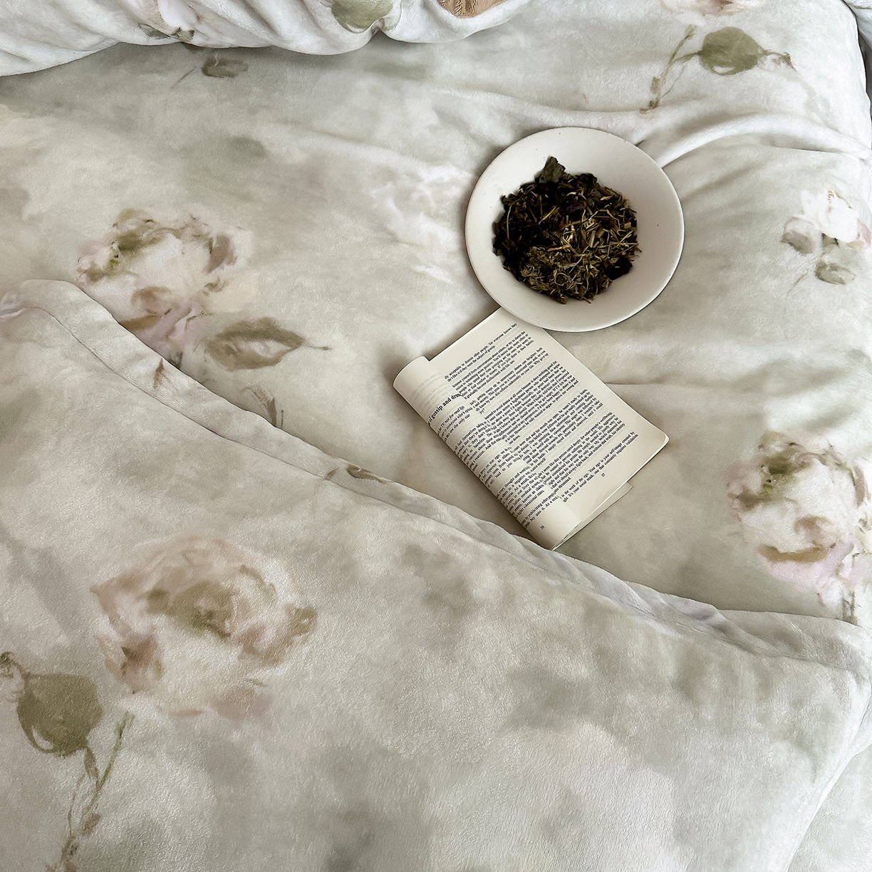 91家纺网 家纺一手货源 找家纺 三味舒屋 2025新款奢暖数码印花牛奶绒四件套-模特图 南烟