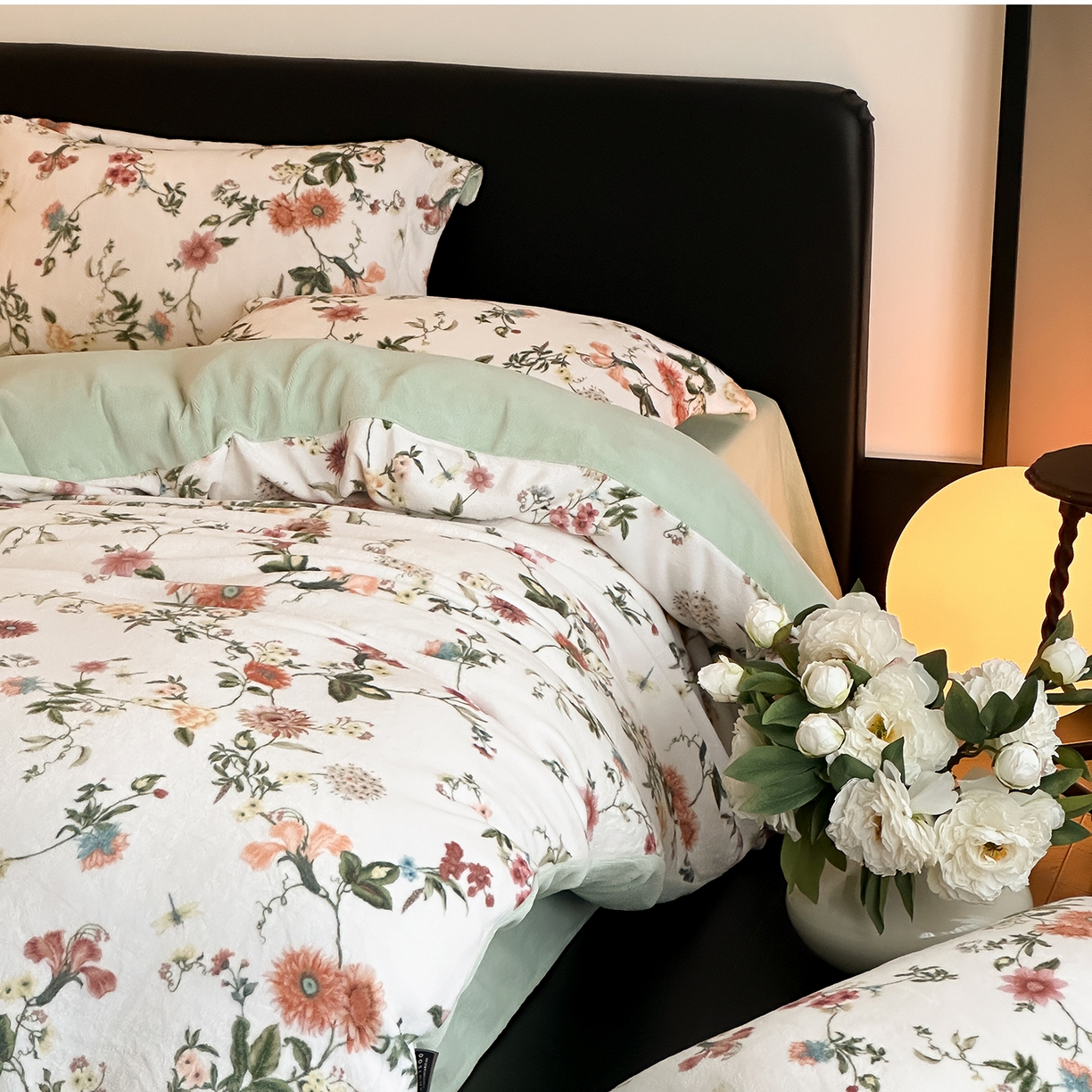 91家纺网 家纺一手货源 找家纺 三味舒屋 2025新款奢暖数码印花牛奶绒四件套-模特图 花漾