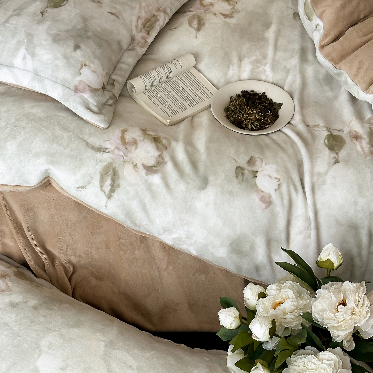 91家纺网 家纺一手货源 找家纺 三味舒屋 2025新款奢暖数码印花牛奶绒四件套-模特图 南烟