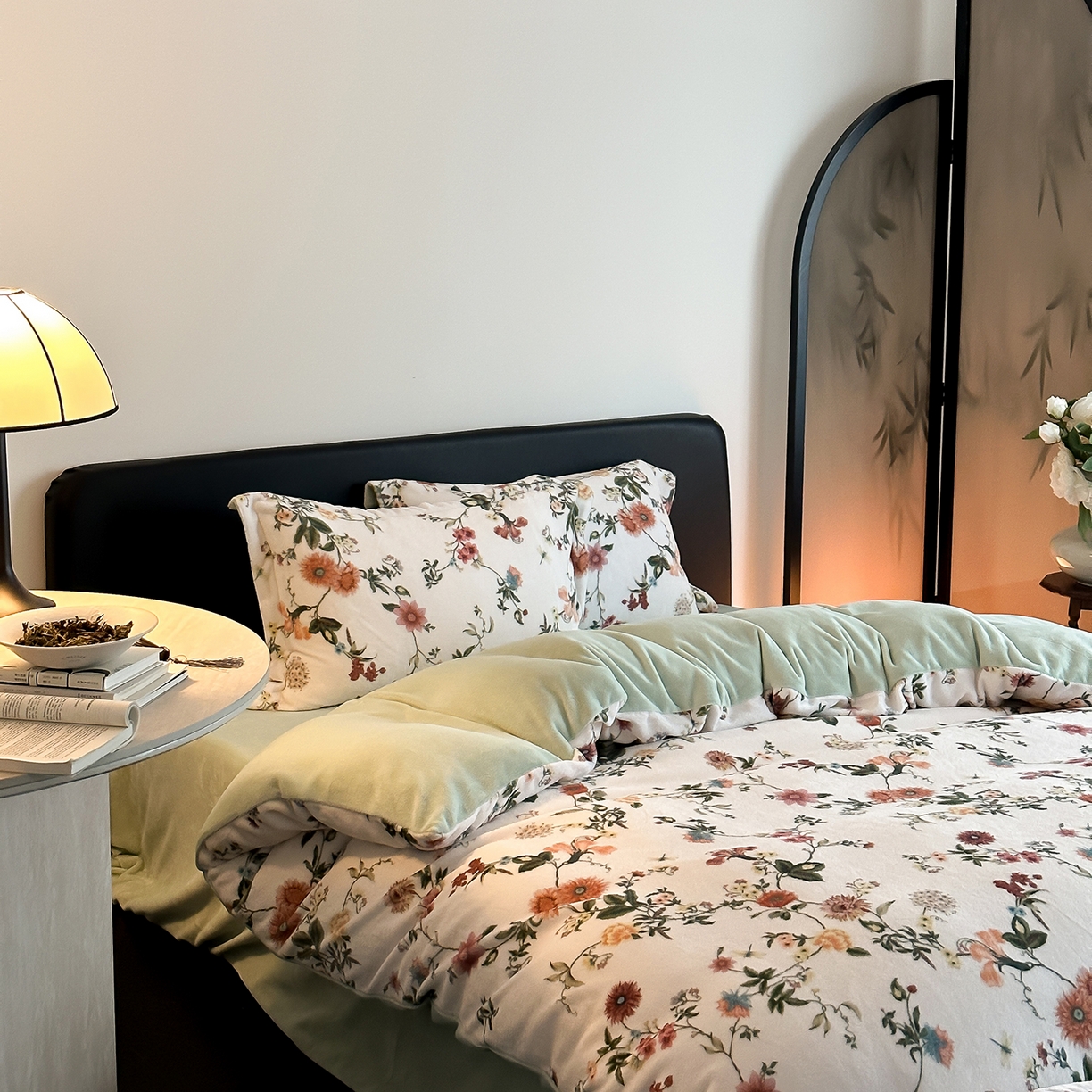 91家纺网 家纺一手货源 找家纺 三味舒屋 2025新款奢暖数码印花牛奶绒四件套-模特图 花漾