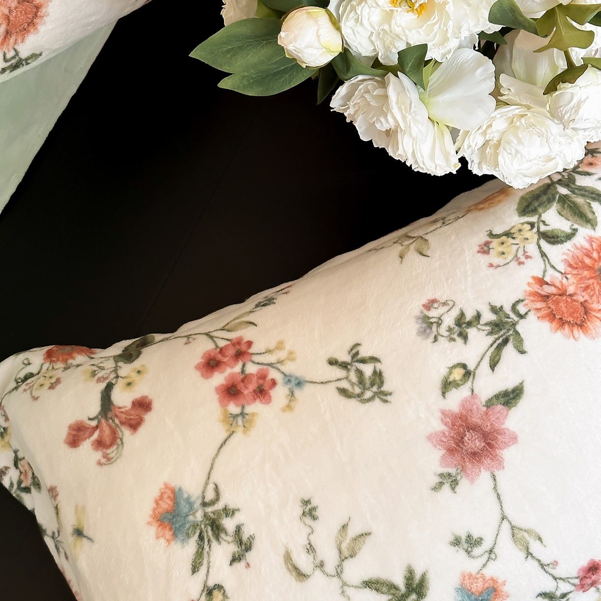 91家纺网 家纺一手货源 找家纺 三味舒屋 2025新款奢暖数码印花牛奶绒四件套-模特图 花漾