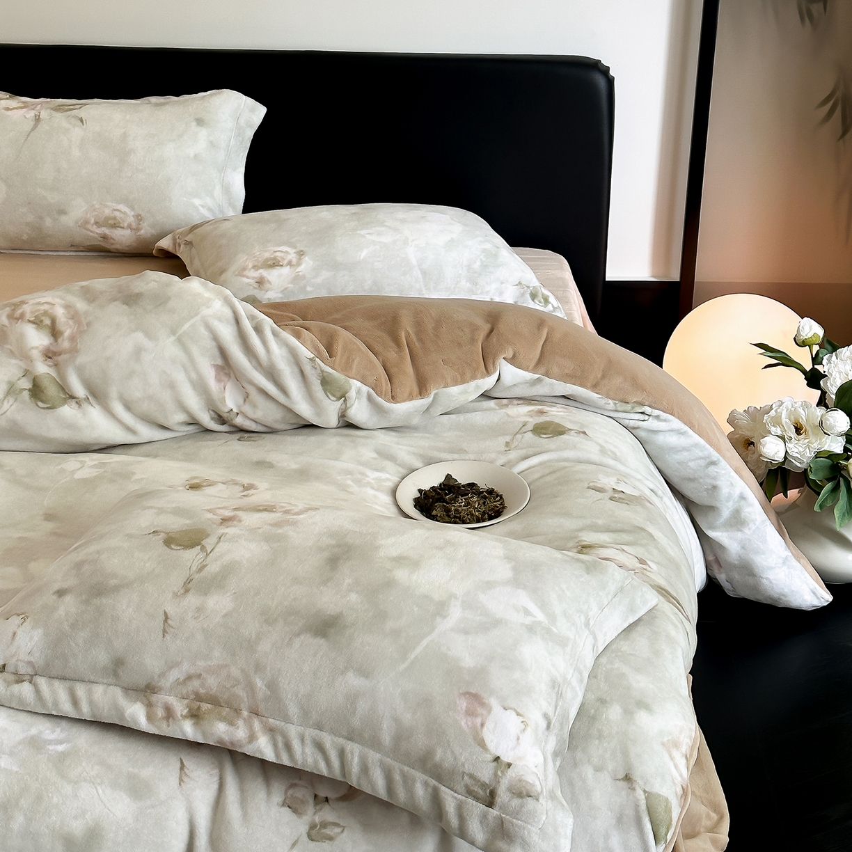 91家纺网 家纺一手货源 找家纺 三味舒屋 2025新款奢暖数码印花牛奶绒四件套-模特图 南烟