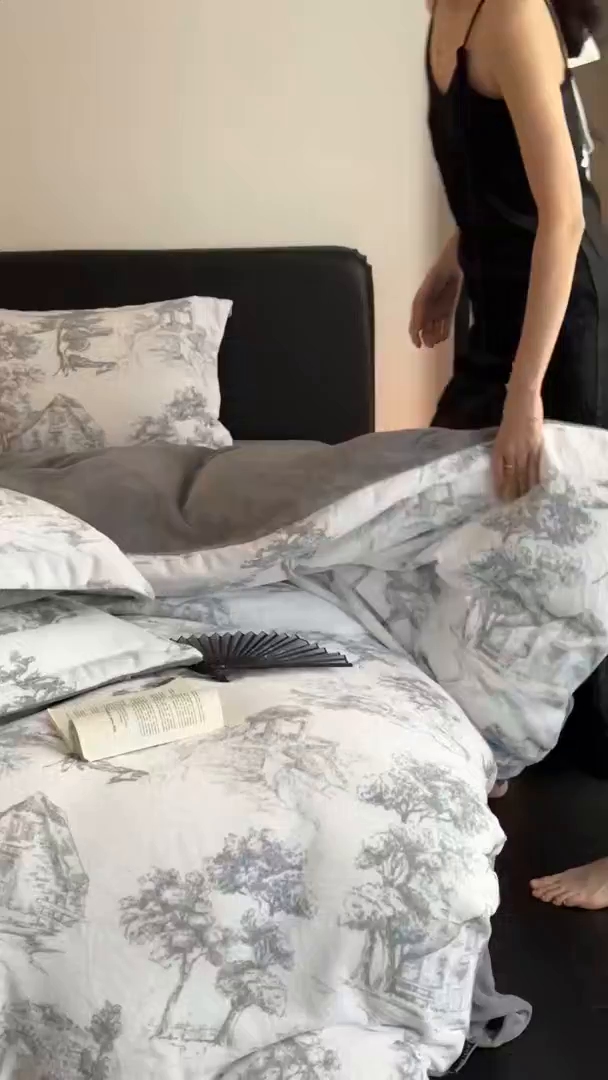 91家纺网 家纺一手货源 找家纺 三味舒屋 2025新款奢暖数码印花牛奶绒四件套-模特图 西西里