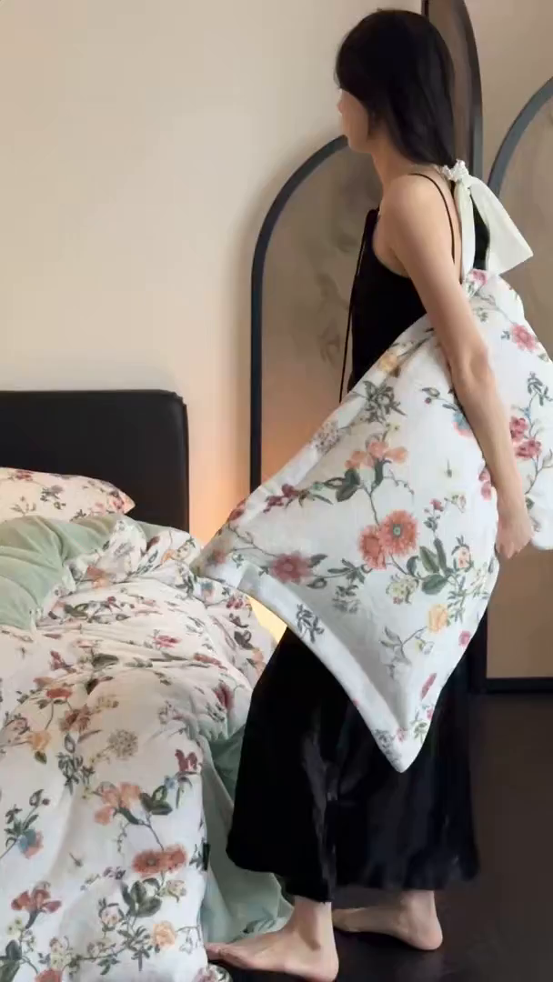 91家纺网 家纺一手货源 找家纺 三味舒屋 2025新款奢暖数码印花牛奶绒四件套-模特图 花漾