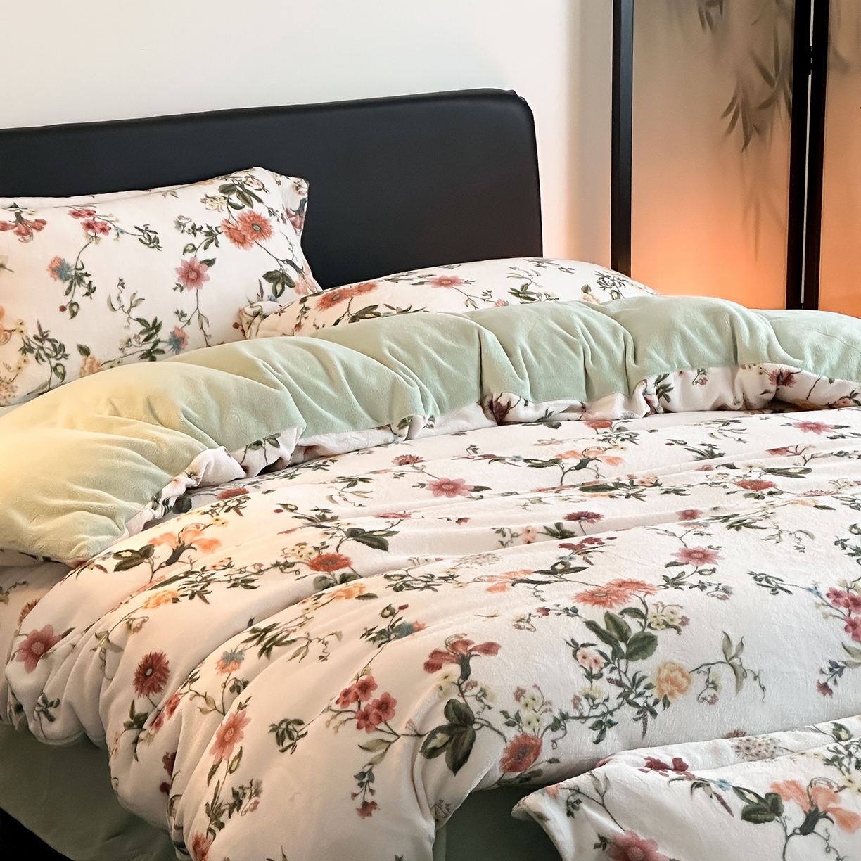 91家纺网 家纺一手货源 找家纺 （总）三味舒屋 2025新款奢暖数码印花牛奶绒四件套-模特图