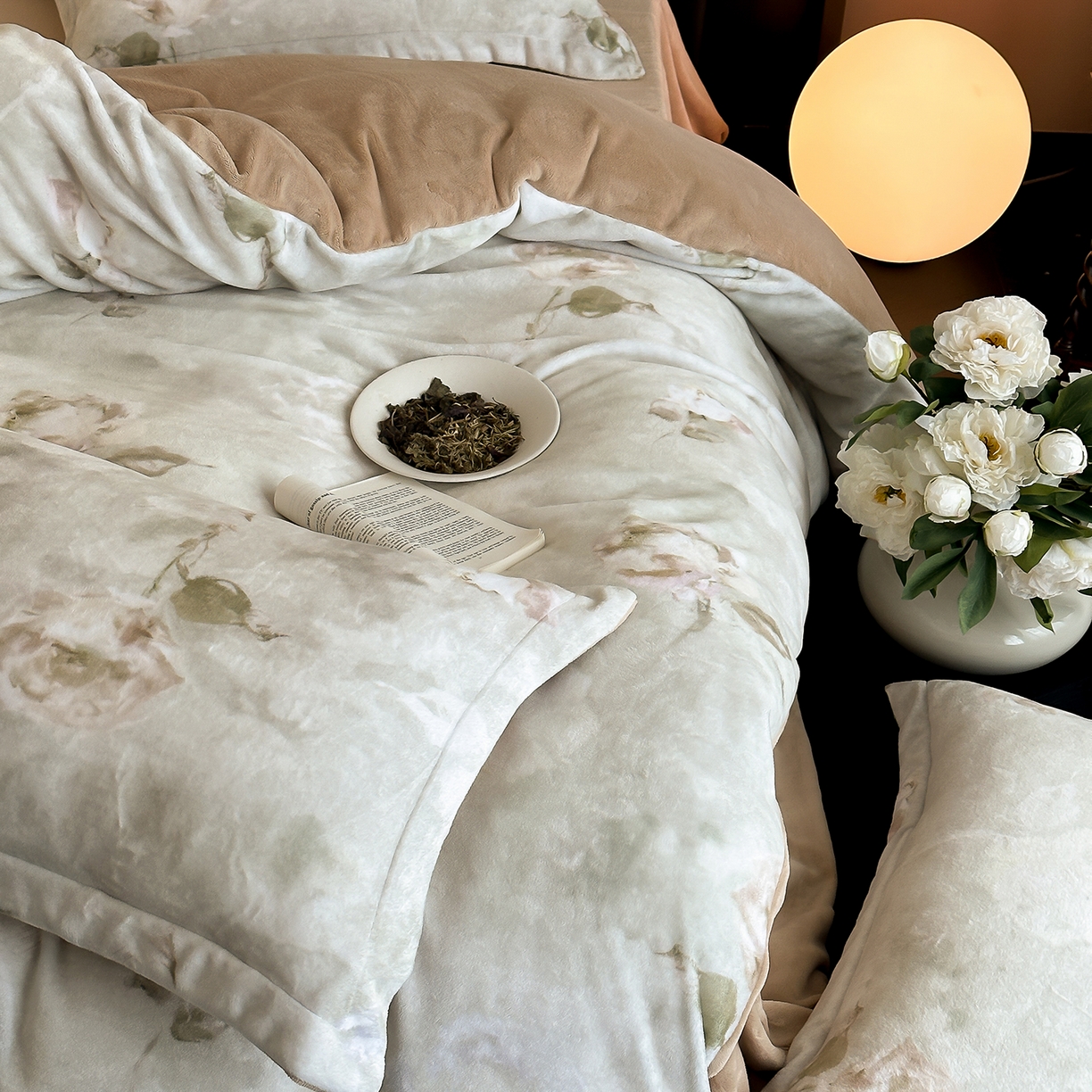 91家纺网 家纺一手货源 找家纺 三味舒屋 2025新款奢暖数码印花牛奶绒四件套-模特图 南烟