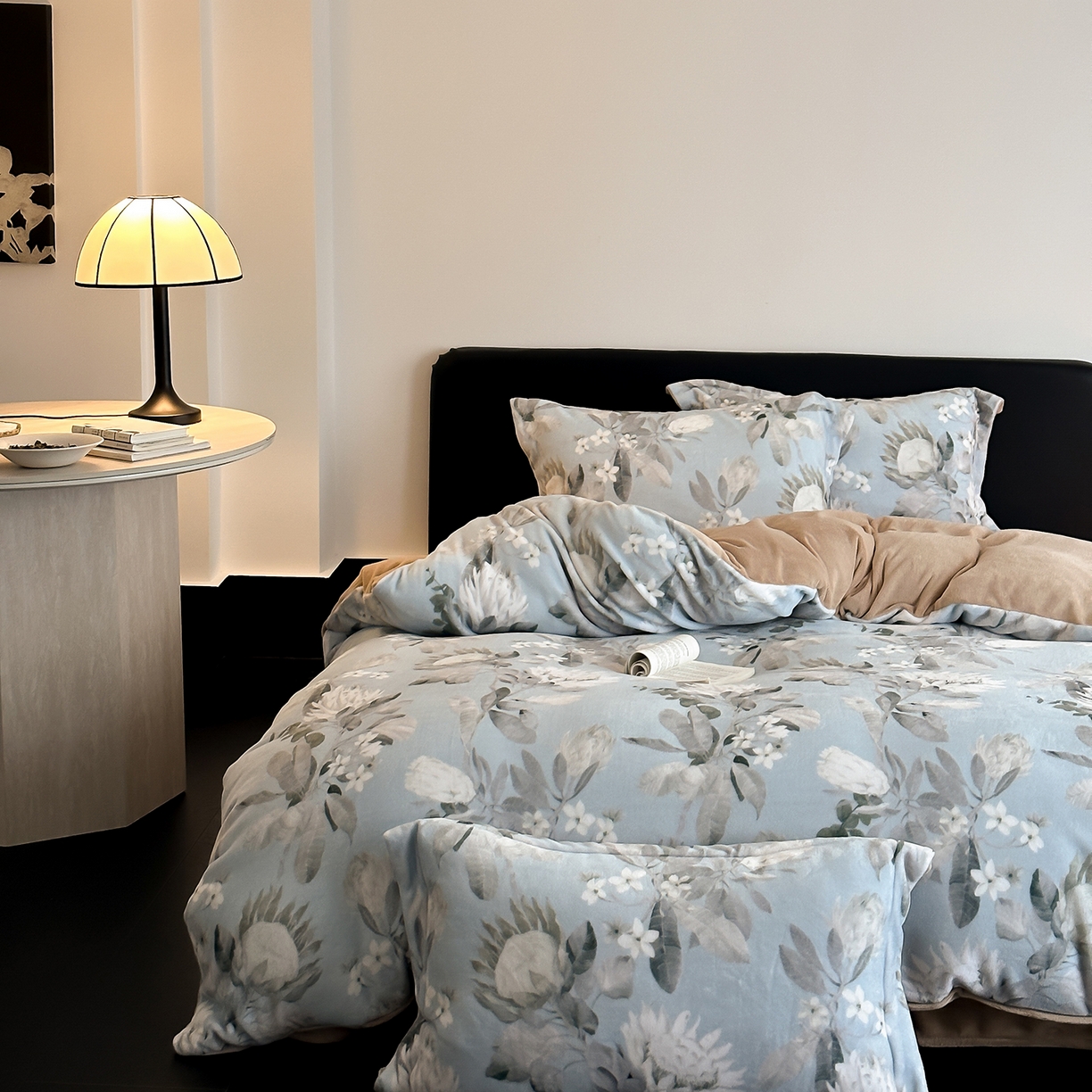 91家纺网 家纺一手货源 找家纺 三味舒屋 2025新款奢暖数码印花牛奶绒四件套-模特图 兰亭