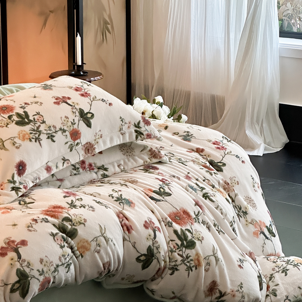 91家纺网 家纺一手货源 找家纺 三味舒屋 2025新款奢暖数码印花牛奶绒四件套-模特图 花漾