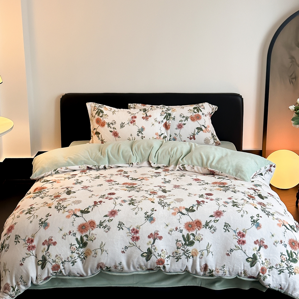 91家纺网 家纺一手货源 找家纺 三味舒屋 2025新款奢暖数码印花牛奶绒四件套-模特图 花漾