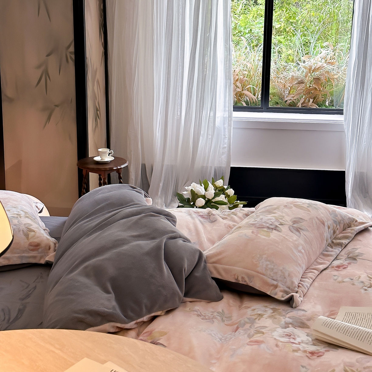 91家纺网 家纺一手货源 找家纺 三味舒屋 2025新款奢暖数码印花牛奶绒四件套-模特图 雅韵