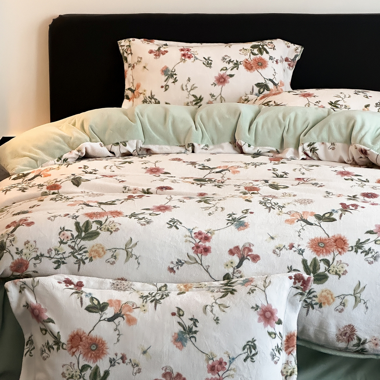 91家纺网 家纺一手货源 找家纺 三味舒屋 2025新款奢暖数码印花牛奶绒四件套-模特图 花漾