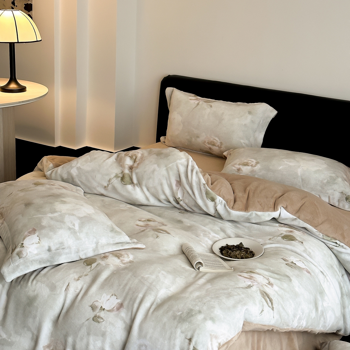 91家纺网 家纺一手货源 找家纺 三味舒屋 2025新款奢暖数码印花牛奶绒四件套-模特图 南烟