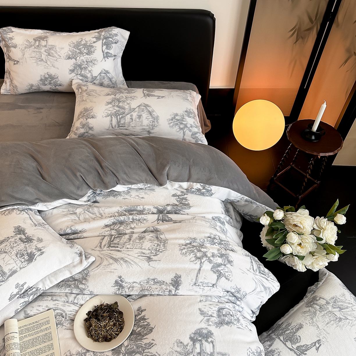 91家纺网 家纺一手货源 找家纺 三味舒屋 2025新款奢暖数码印花牛奶绒四件套-模特图 西西里