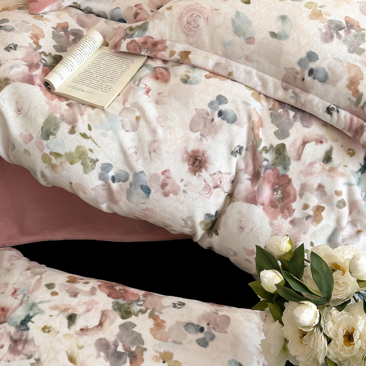 91家纺网 家纺一手货源 找家纺 三味舒屋 2025新款奢暖数码印花牛奶绒四件套-模特图 云裳