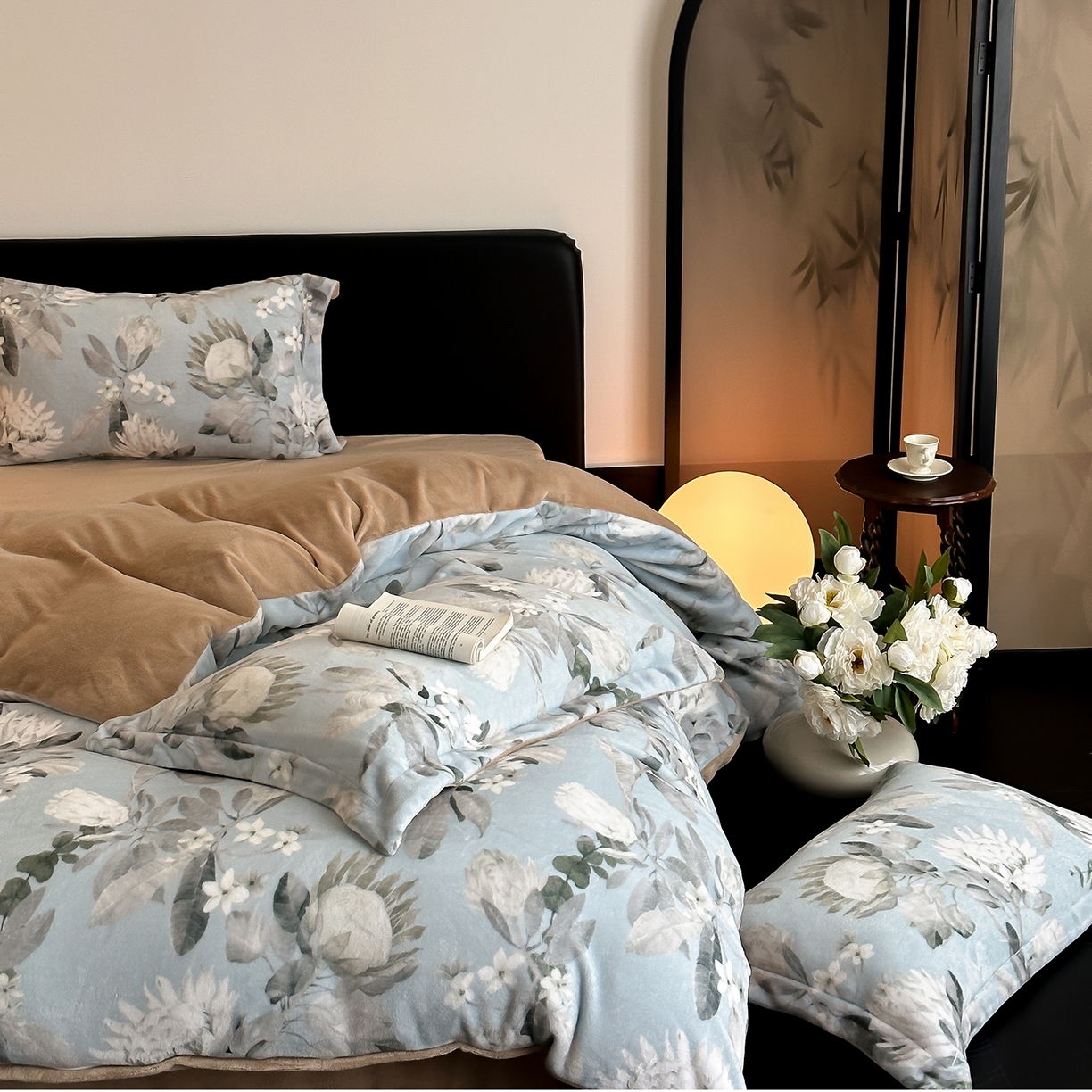 91家纺网 家纺一手货源 找家纺 三味舒屋 2025新款奢暖数码印花牛奶绒四件套-模特图 兰亭