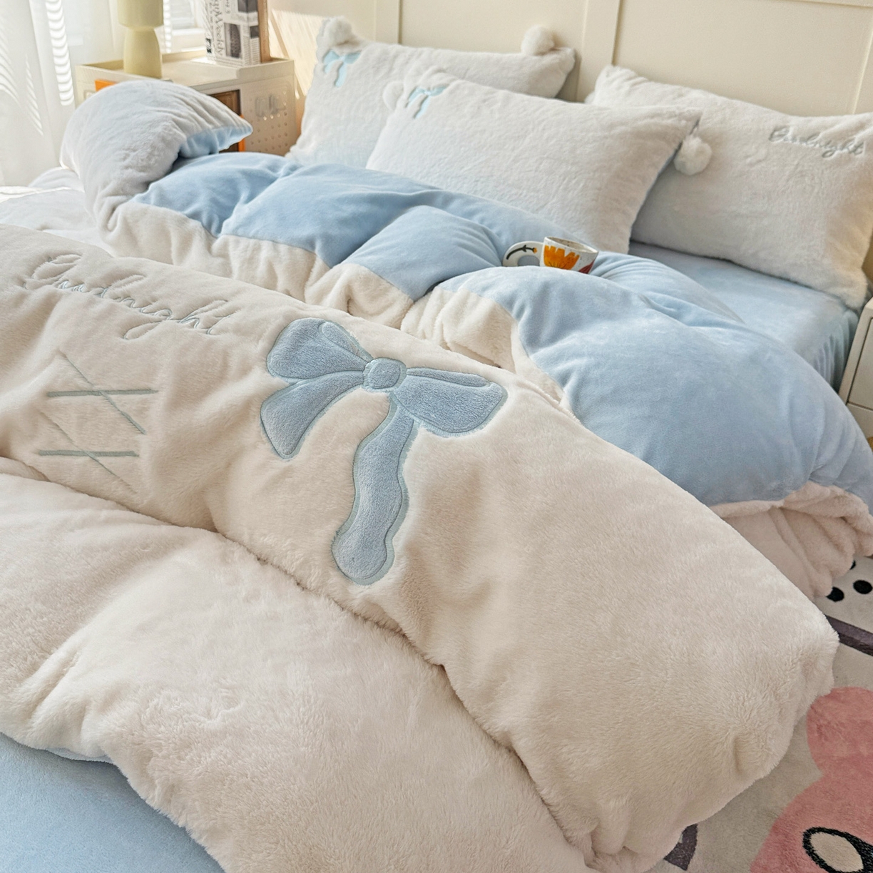 91家纺网 家纺一手货源 找家纺 （总）麦朵家居 2025新款毛球高克重兔毛贴布绣牛奶绒四件套高克重宝宝绒床裙款四件套