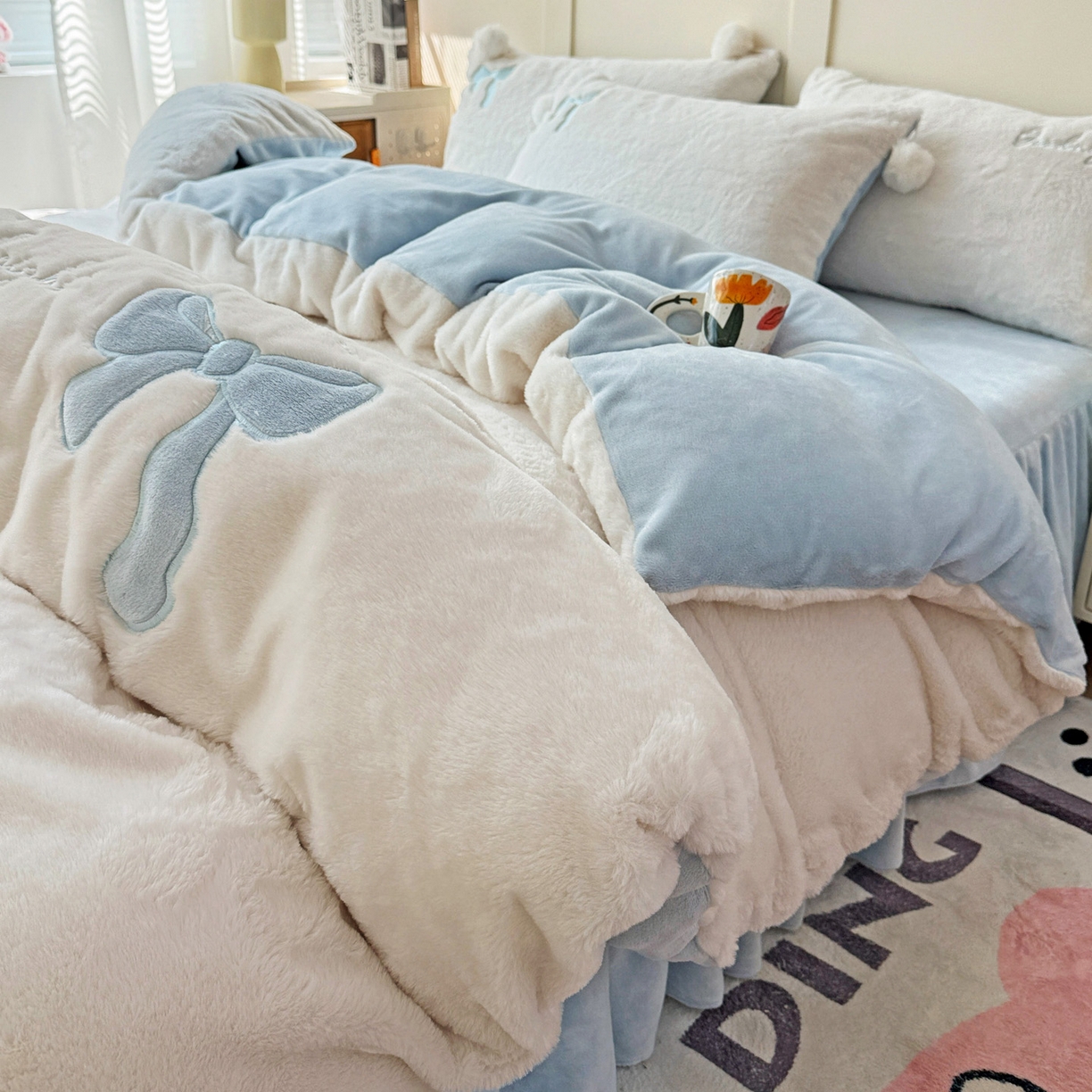 91家纺网 家纺一手货源 找家纺 （总）麦朵家居 2025新款毛球高克重兔毛贴布绣牛奶绒四件套高克重宝宝绒床裙款四件套