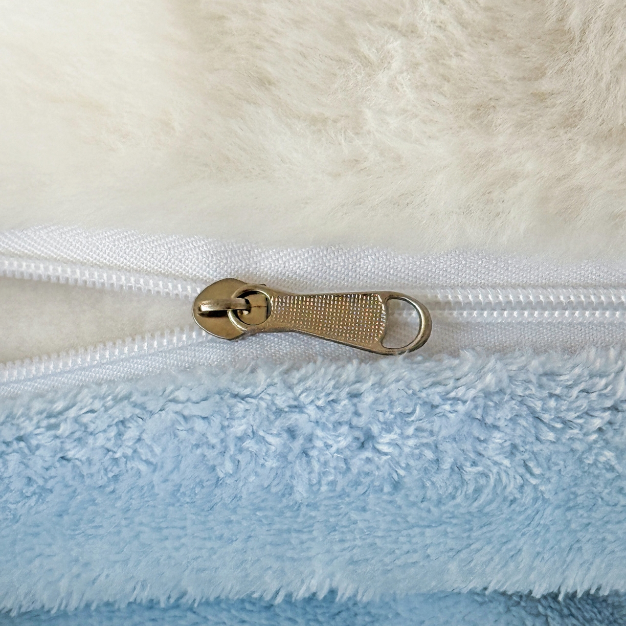 91家纺网 家纺一手货源 找家纺 （总）麦朵家居 2025新款毛球高克重兔毛贴布绣牛奶绒四件套高克重宝宝绒床裙款四件套