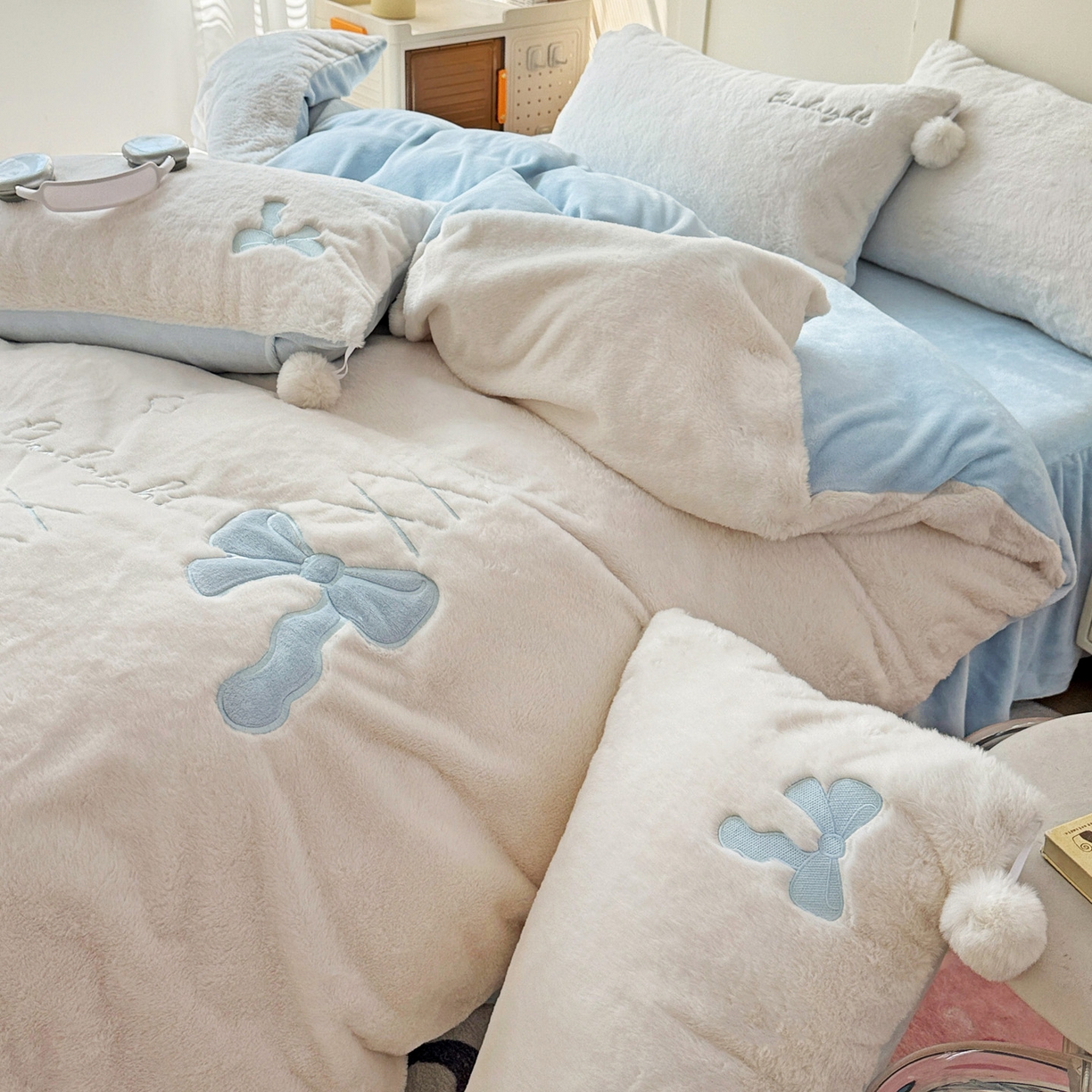 91家纺网 家纺一手货源 找家纺 （总）麦朵家居 2025新款毛球高克重兔毛贴布绣牛奶绒四件套高克重宝宝绒床裙款四件套