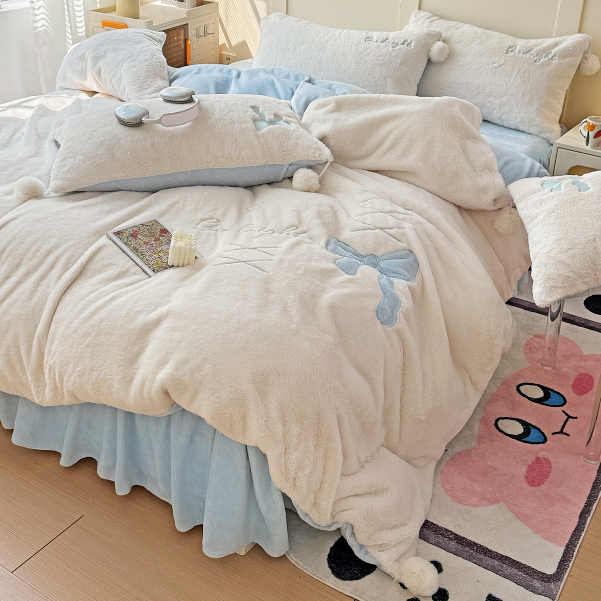 91家纺网 家纺一手货源 找家纺 （总）麦朵家居 2025新款毛球高克重兔毛贴布绣牛奶绒四件套高克重宝宝绒床裙款四件套