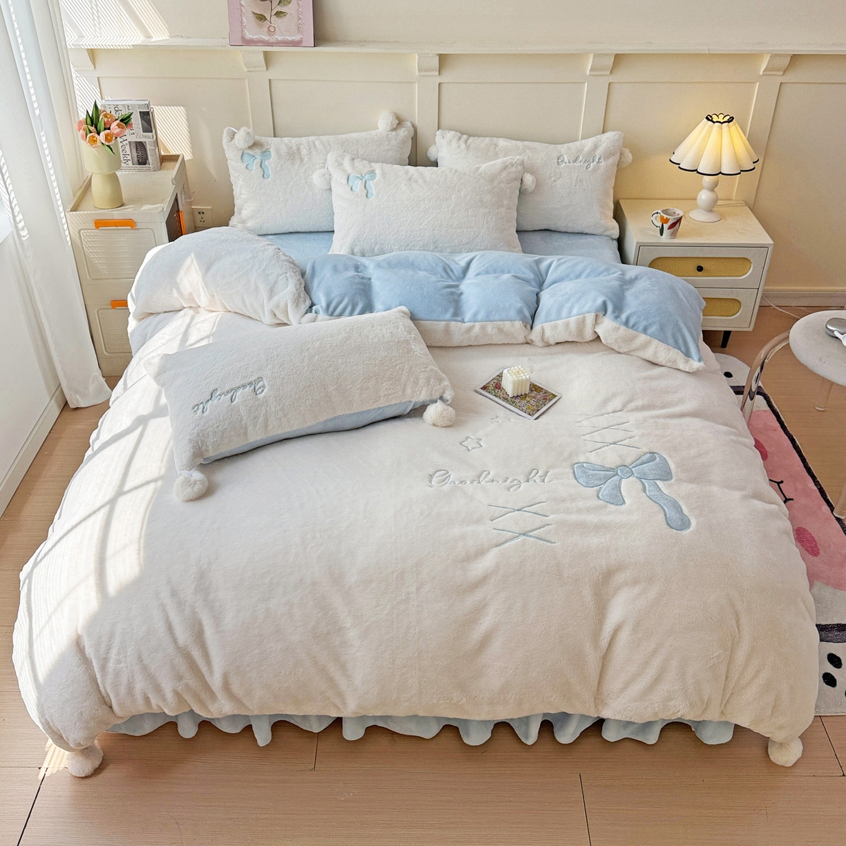 91家纺网 家纺一手货源 找家纺 （总）麦朵家居 2025新款毛球高克重兔毛贴布绣牛奶绒四件套高克重宝宝绒床裙款四件套