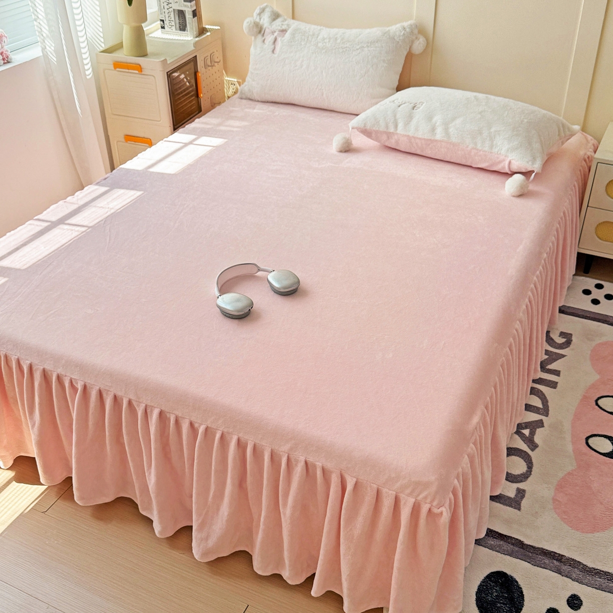 91家纺网 家纺一手货源 找家纺 麦朵家居 2025新款毛球高克重兔毛贴布绣牛奶绒四件套高克重宝宝绒床裙款四件套 兔毛-领结粉