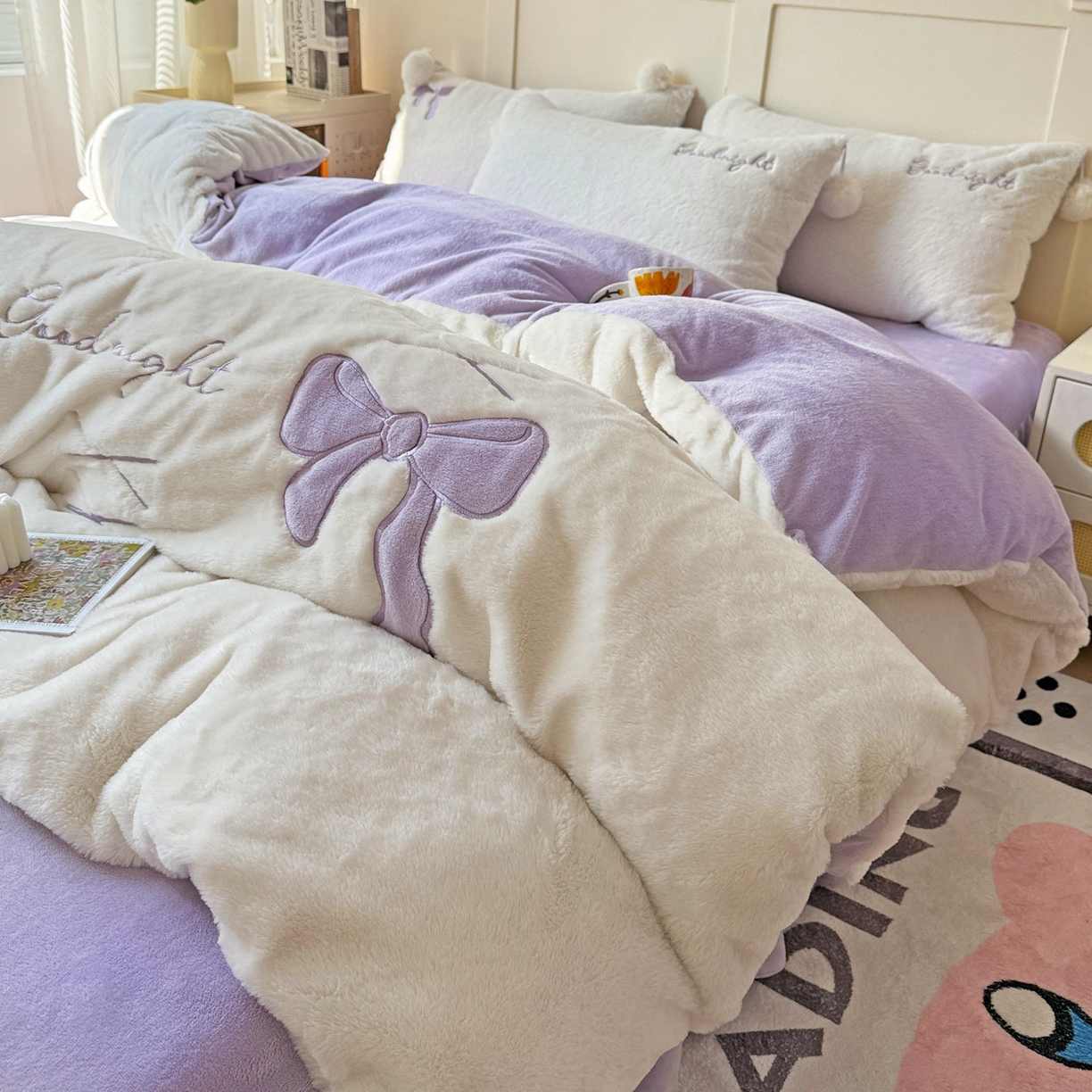 91家纺网 家纺一手货源 找家纺 麦朵家居 2025新款毛球高克重兔毛贴布绣牛奶绒四件套高克重宝宝绒床裙款四件套 兔毛-领结紫
