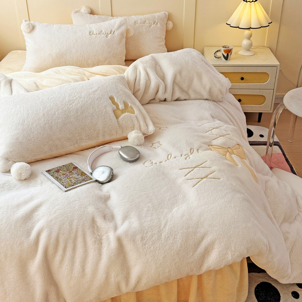 91家纺网 家纺一手货源 找家纺 麦朵家居 2025新款毛球高克重兔毛贴布绣牛奶绒四件套高克重宝宝绒床裙款四件套 兔毛-领结黄