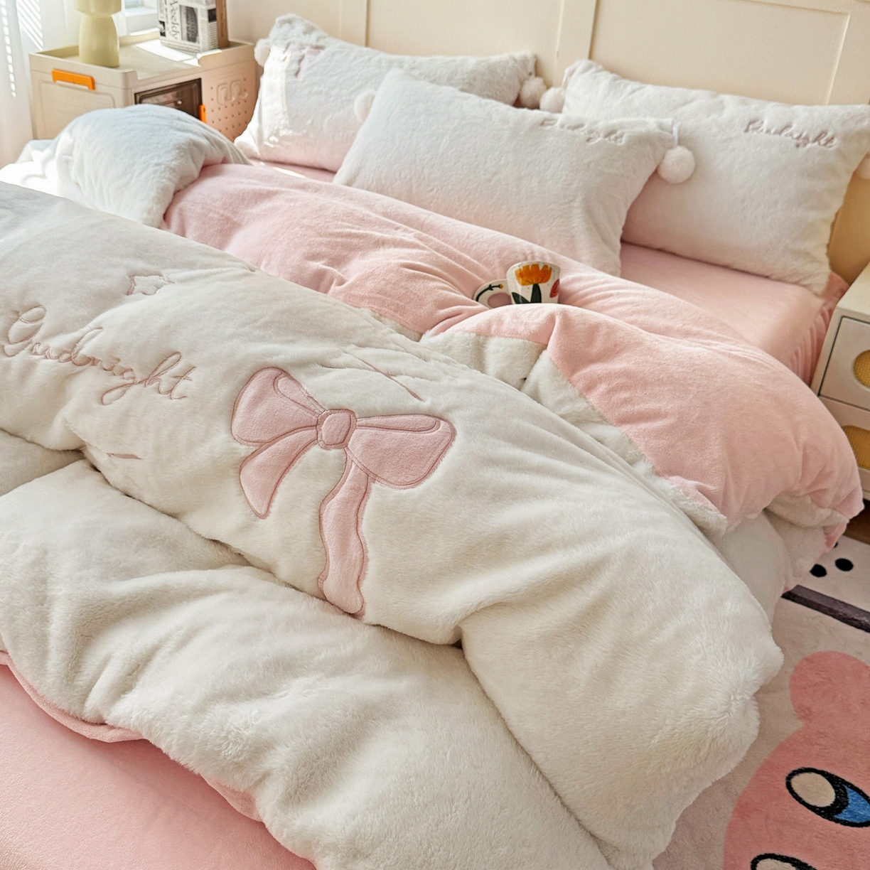 91家纺网 家纺一手货源 找家纺 麦朵家居 2025新款毛球高克重兔毛贴布绣牛奶绒四件套高克重宝宝绒床裙款四件套 兔毛-领结粉