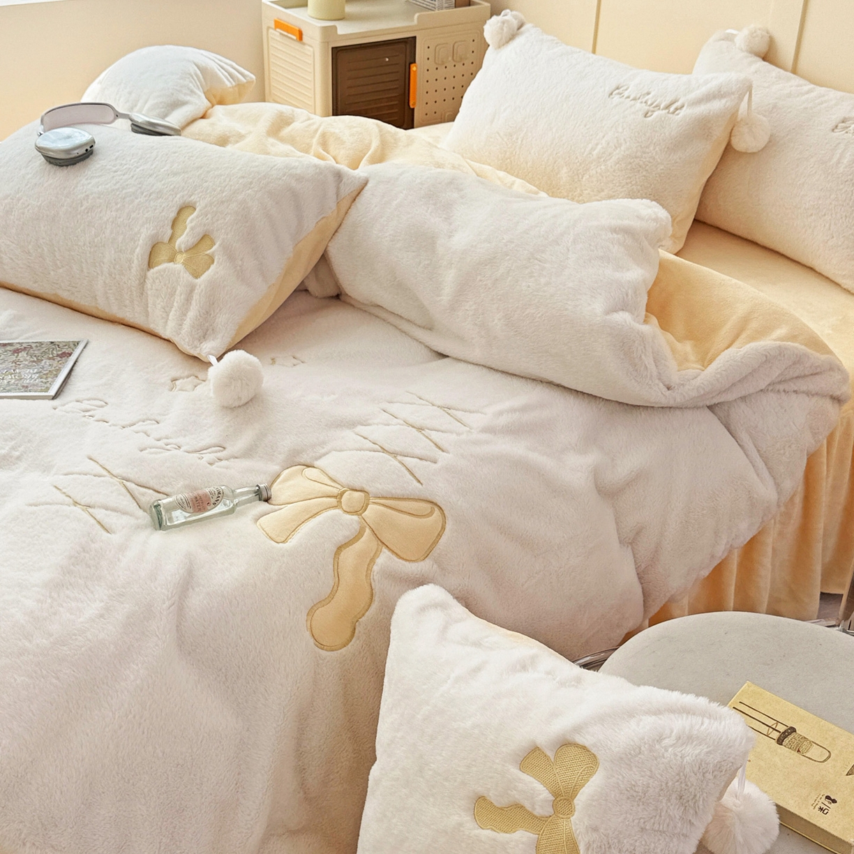 91家纺网 家纺一手货源 找家纺 麦朵家居 2025新款毛球高克重兔毛贴布绣牛奶绒四件套高克重宝宝绒床裙款四件套 兔毛-领结黄
