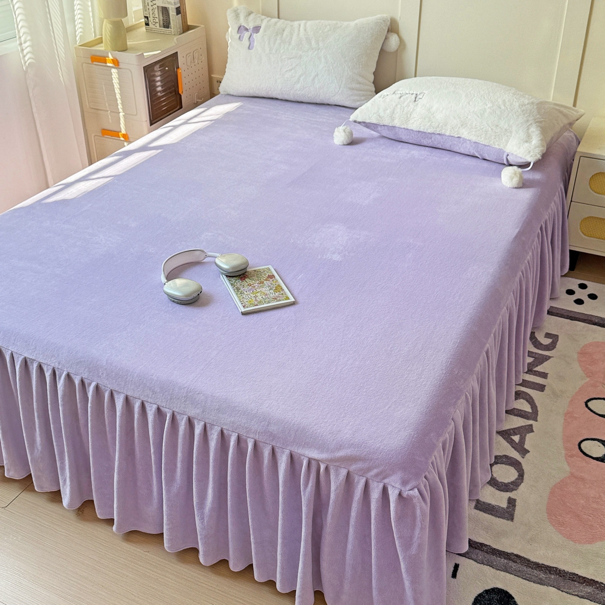 91家纺网 家纺一手货源 找家纺 麦朵家居 2025新款毛球高克重兔毛贴布绣牛奶绒四件套高克重宝宝绒床裙款四件套 兔毛-领结紫