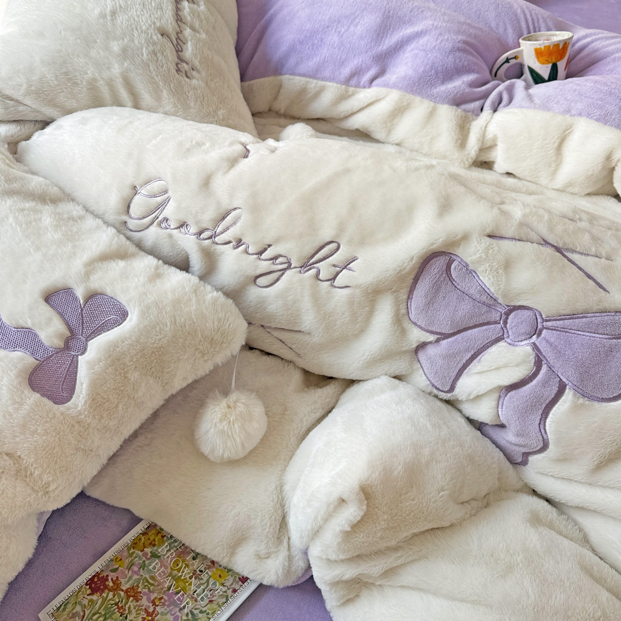 91家纺网 家纺一手货源 找家纺 麦朵家居 2025新款毛球高克重兔毛贴布绣牛奶绒四件套高克重宝宝绒床裙款四件套 兔毛-领结紫