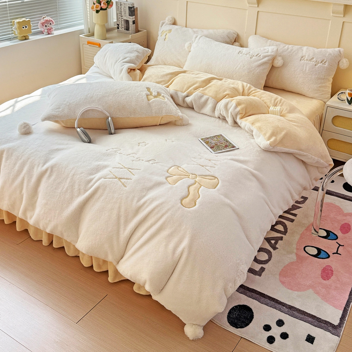 91家纺网 家纺一手货源 找家纺 麦朵家居 2025新款毛球高克重兔毛贴布绣牛奶绒四件套高克重宝宝绒床裙款四件套 兔毛-领结黄