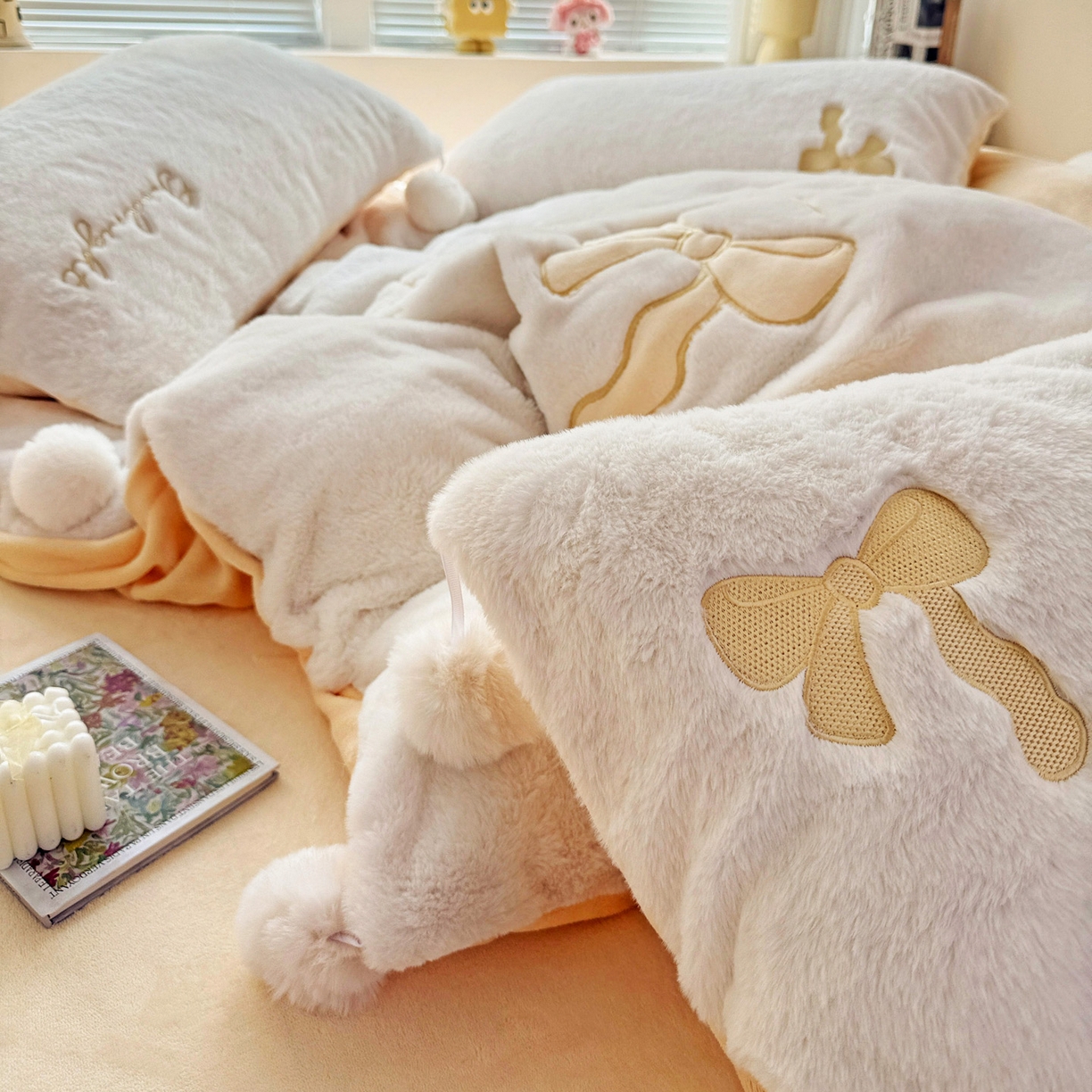 91家纺网 家纺一手货源 找家纺 麦朵家居 2025新款毛球高克重兔毛贴布绣牛奶绒四件套高克重宝宝绒床裙款四件套 兔毛-领结黄