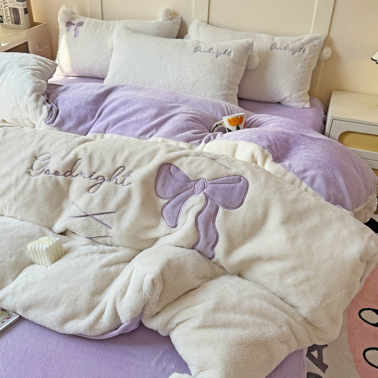 91家纺网 家纺一手货源 找家纺 麦朵家居 2025新款毛球高克重兔毛贴布绣牛奶绒四件套高克重宝宝绒床裙款四件套 兔毛-领结紫