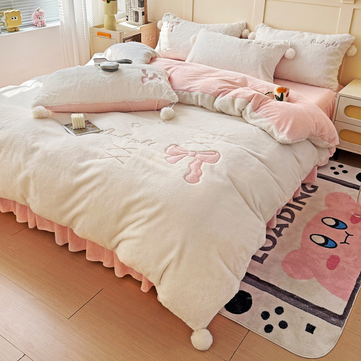 91家纺网 家纺一手货源 找家纺 麦朵家居 2025新款毛球高克重兔毛贴布绣牛奶绒四件套高克重宝宝绒床裙款四件套 兔毛-领结粉