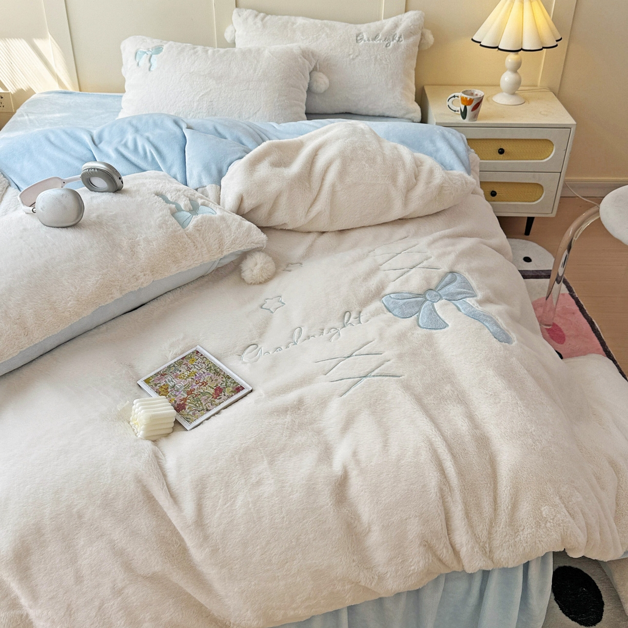 91家纺网 家纺一手货源 找家纺 麦朵家居 2025新款毛球高克重兔毛贴布绣牛奶绒四件套高克重宝宝绒床裙款四件套 兔毛-领结兰