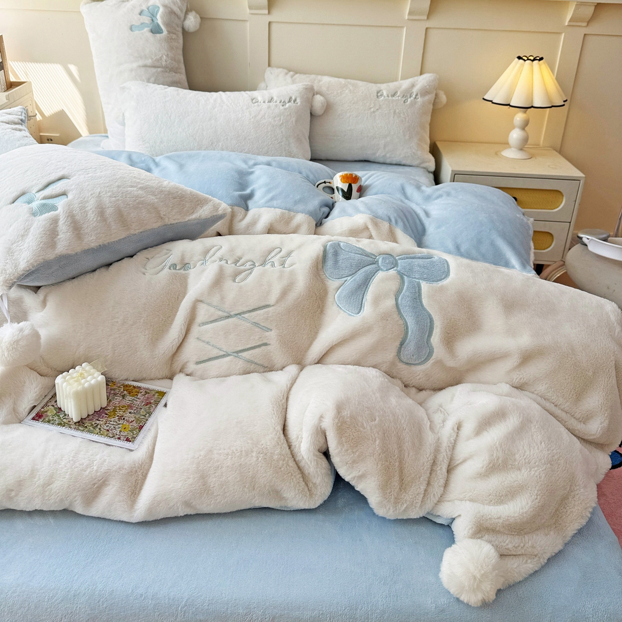 91家纺网 家纺一手货源 找家纺 麦朵家居 2025新款毛球高克重兔毛贴布绣牛奶绒四件套高克重宝宝绒床裙款四件套 兔毛-领结兰