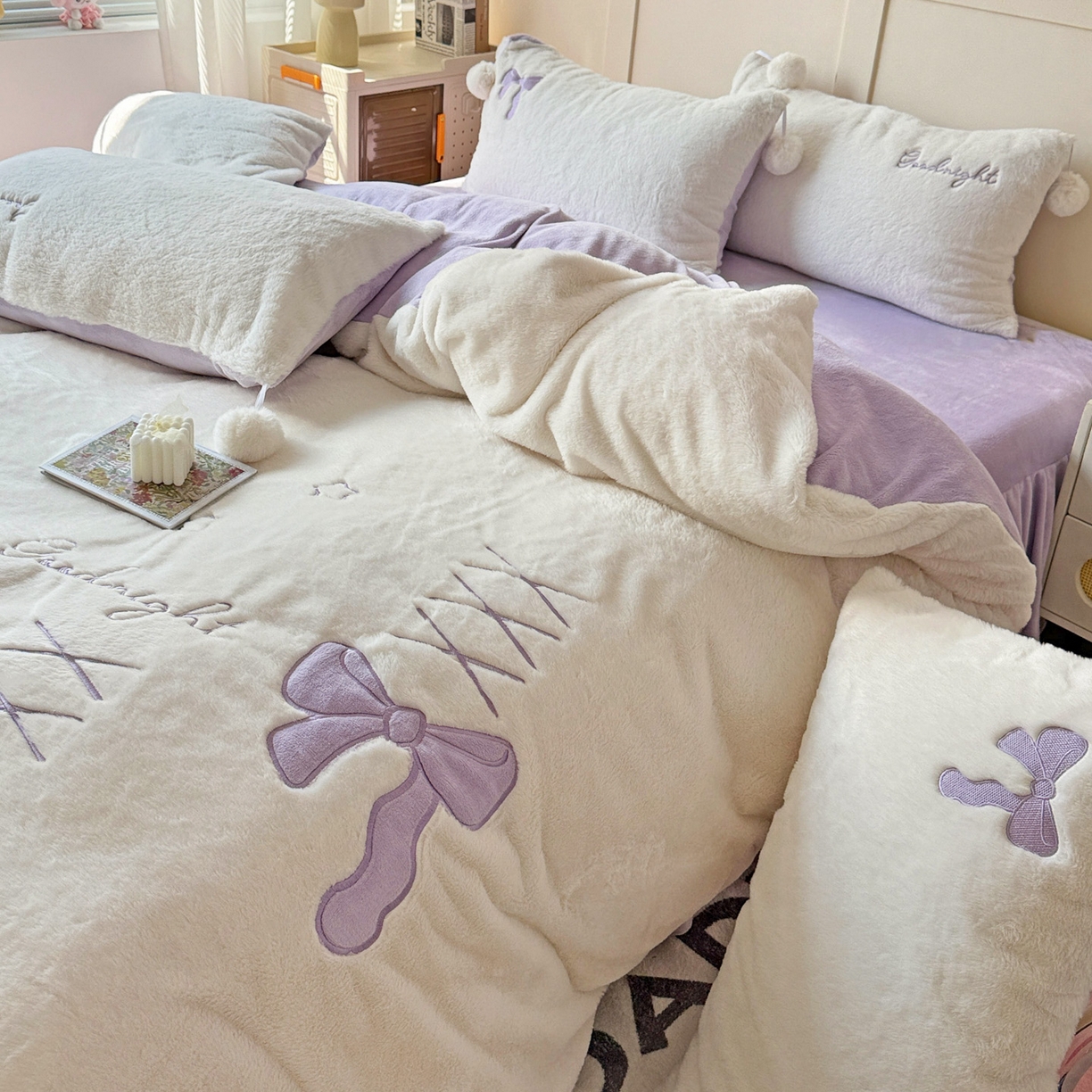 91家纺网 家纺一手货源 找家纺 麦朵家居 2025新款毛球高克重兔毛贴布绣牛奶绒四件套高克重宝宝绒床裙款四件套 兔毛-领结紫
