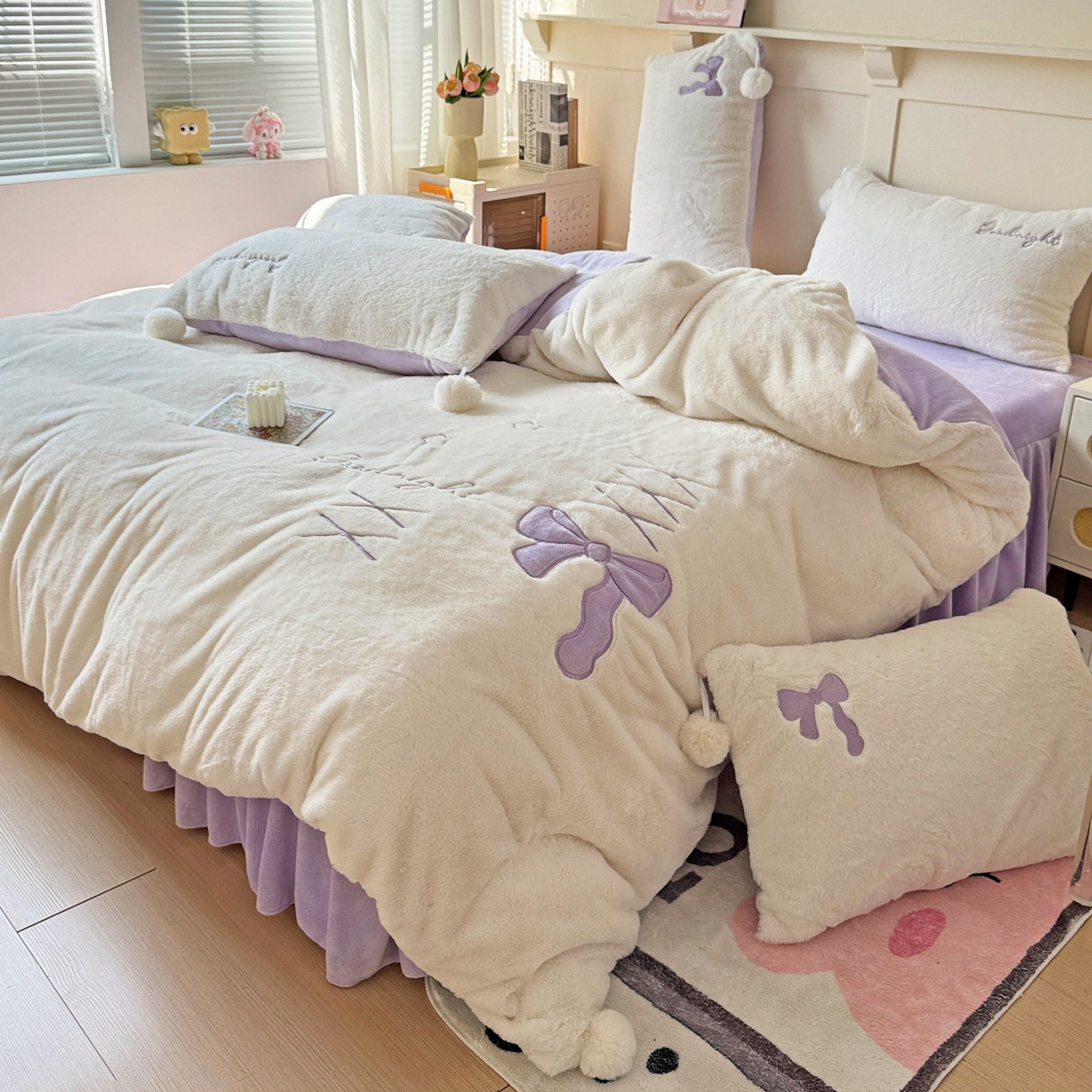 91家纺网 家纺一手货源 找家纺 麦朵家居 2025新款毛球高克重兔毛贴布绣牛奶绒四件套高克重宝宝绒床裙款四件套 兔毛-领结紫