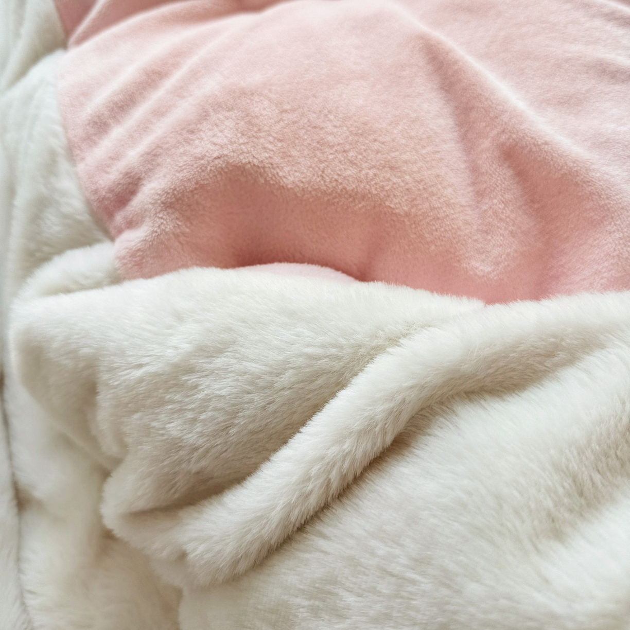 91家纺网 家纺一手货源 找家纺 麦朵家居 2025新款毛球高克重兔毛贴布绣牛奶绒四件套高克重宝宝绒床裙款四件套 兔毛-领结粉