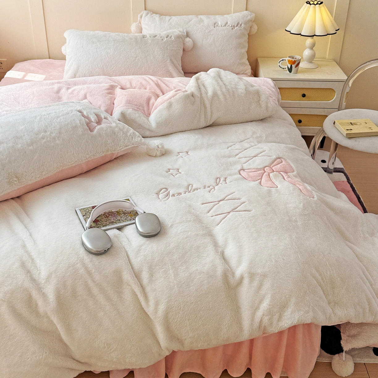 91家纺网 家纺一手货源 找家纺 麦朵家居 2025新款毛球高克重兔毛贴布绣牛奶绒四件套高克重宝宝绒床裙款四件套 兔毛-领结粉